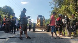 TANGANI : Pihak BPJN saat menurunkan alat berat untuk perbaikan Jalan Trans Kalimantan jalur Kasongan–Kereng Pangi, Kabupaten Katingan, Minggu (5/7/2026).
