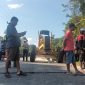 TANGANI : Pihak BPJN saat menurunkan alat berat untuk perbaikan Jalan Trans Kalimantan jalur Kasongan–Kereng Pangi, Kabupaten Katingan, Minggu (5/7/2026).

