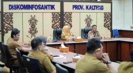 RAPAT : Kepala Dinas Kominfosantik Provinsi Kalteng Adiah Chandra Sari saat Rapat Koordinasi Pengisian Indeks PEMDI Pemprov Kalteng yang digelar di Aula Kanderang Tingang, Selasa (7/7/2026).