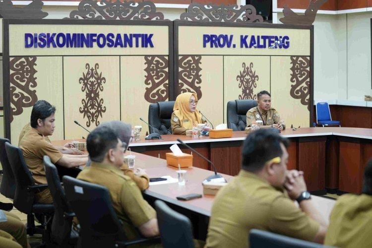 RAPAT : Kepala Dinas Kominfosantik Provinsi Kalteng Adiah Chandra Sari saat Rapat Koordinasi Pengisian Indeks PEMDI Pemprov Kalteng yang digelar di Aula Kanderang Tingang, Selasa (7/7/2026).