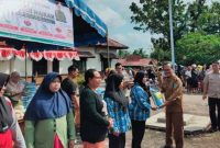 SERAHKAN : Wakil Bupati Lamandau Abdul Hamid menyerahkan secara simbolis komoditas dalam Gerakan Pangan Murah di Halaman Kantor Dinas Ketahanan Pangan Kabupaten Lamandau, Selasa (4/8/2026). 