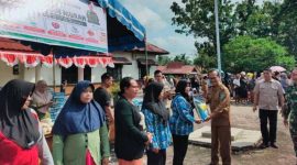 SERAHKAN : Wakil Bupati Lamandau Abdul Hamid menyerahkan secara simbolis komoditas dalam Gerakan Pangan Murah di Halaman Kantor Dinas Ketahanan Pangan Kabupaten Lamandau, Selasa (4/8/2026). 
