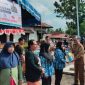 SERAHKAN : Wakil Bupati Lamandau Abdul Hamid menyerahkan secara simbolis komoditas dalam Gerakan Pangan Murah di Halaman Kantor Dinas Ketahanan Pangan Kabupaten Lamandau, Selasa (4/8/2026). 