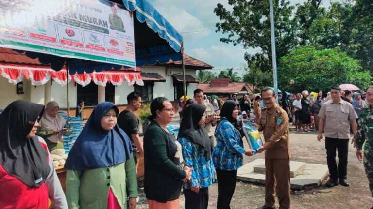 SERAHKAN : Wakil Bupati Lamandau Abdul Hamid menyerahkan secara simbolis komoditas dalam Gerakan Pangan Murah di Halaman Kantor Dinas Ketahanan Pangan Kabupaten Lamandau, Selasa (4/8/2026). 