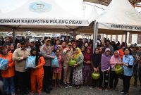 BAGIKAN : Gubernur Kalimantan Tengah Agustiar Sabran bersama Wakil Gubernur H. Edy Pratowo, saat membagikan sembako gratis kepada warga yang dilaksankan di Stadion H.M. Sanusi, Sabtu (11/7/2026).
