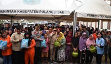 BAGIKAN : Gubernur Kalimantan Tengah Agustiar Sabran bersama Wakil Gubernur H. Edy Pratowo, saat membagikan sembako gratis kepada warga yang dilaksankan di Stadion H.M. Sanusi, Sabtu (11/7/2026).