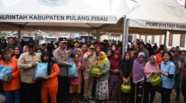 BAGIKAN : Gubernur Kalimantan Tengah Agustiar Sabran bersama Wakil Gubernur H. Edy Pratowo, saat membagikan sembako gratis kepada warga yang dilaksankan di Stadion H.M. Sanusi, Sabtu (11/7/2026).