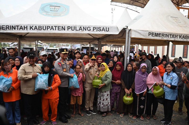 BAGIKAN : Gubernur Kalimantan Tengah Agustiar Sabran bersama Wakil Gubernur H. Edy Pratowo, saat membagikan sembako gratis kepada warga yang dilaksankan di Stadion H.M. Sanusi, Sabtu (11/7/2026).