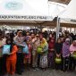 BAGIKAN : Gubernur Kalimantan Tengah Agustiar Sabran bersama Wakil Gubernur H. Edy Pratowo, saat membagikan sembako gratis kepada warga yang dilaksankan di Stadion H.M. Sanusi, Sabtu (11/7/2026).