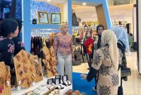 MENINJAU : Ketua Dekranasda Provinsi Kalteng, Aisyah Thisia Agustiar Sabran saat meninjau Stand Dekranasda Kalimantan Tengah di Trans Studio Makassar, Sulawesi Selatan, Kamis (9/7/2026).