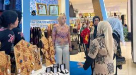 MENINJAU : Ketua Dekranasda Provinsi Kalteng, Aisyah Thisia Agustiar Sabran saat meninjau Stand Dekranasda Kalimantan Tengah di Trans Studio Makassar, Sulawesi Selatan, Kamis (9/7/2026).
