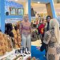 MENINJAU : Ketua Dekranasda Provinsi Kalteng, Aisyah Thisia Agustiar Sabran saat meninjau Stand Dekranasda Kalimantan Tengah di Trans Studio Makassar, Sulawesi Selatan, Kamis (9/7/2026).