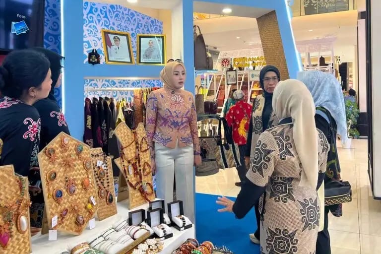 MENINJAU : Ketua Dekranasda Provinsi Kalteng, Aisyah Thisia Agustiar Sabran saat meninjau Stand Dekranasda Kalimantan Tengah di Trans Studio Makassar, Sulawesi Selatan, Kamis (9/7/2026).