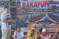 SAMBUTAN : Bupati Lamandau Dr. Rizky Aditya Putra, memberikan sambutan saat lomba bakayuh atau dayung di Sungai Lamandau, Nanga Bulik, Selasa (18/8/2026).
