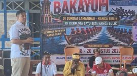 SAMBUTAN : Bupati Lamandau Dr. Rizky Aditya Putra, memberikan sambutan saat lomba bakayuh atau dayung di Sungai Lamandau, Nanga Bulik, Selasa (18/8/2026).