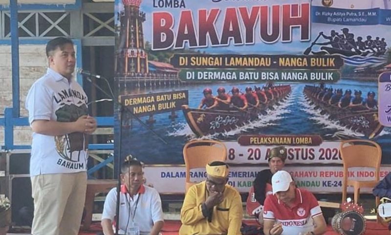 SAMBUTAN : Bupati Lamandau Dr. Rizky Aditya Putra, memberikan sambutan saat lomba bakayuh atau dayung di Sungai Lamandau, Nanga Bulik, Selasa (18/8/2026).