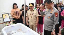 MELAYAT : Gubernur Kalimantan Tengah Agustiar Sabran bersama Kapolda Kalimantan Tengah Irjen Pol Iwan Kurniawan saat melayat ke rumah duka Aipda Yudhie Perdana Putra di Kasongan, Jumat (3/7/2026).