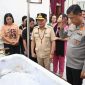 MELAYAT : Gubernur Kalimantan Tengah Agustiar Sabran bersama Kapolda Kalimantan Tengah Irjen Pol Iwan Kurniawan saat melayat ke rumah duka Aipda Yudhie Perdana Putra di Kasongan, Jumat (3/7/2026).