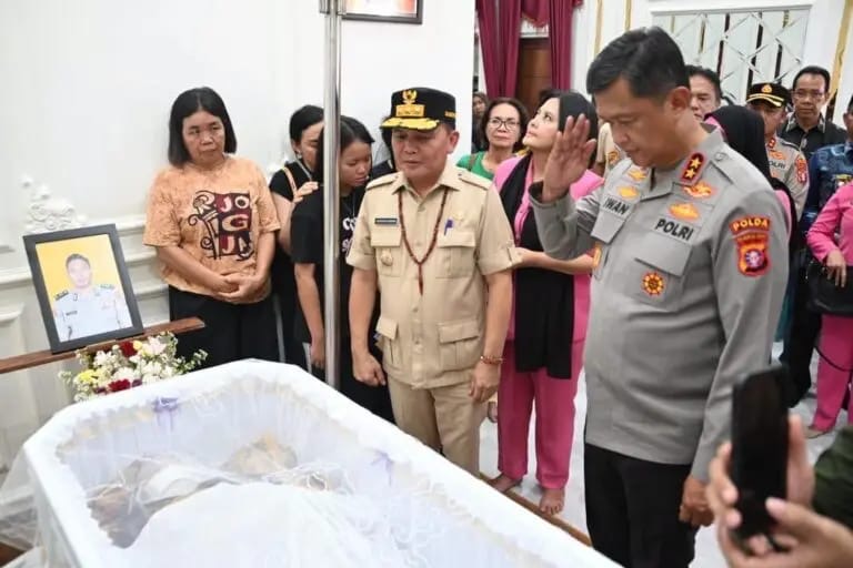 MELAYAT : Gubernur Kalimantan Tengah Agustiar Sabran bersama Kapolda Kalimantan Tengah Irjen Pol Iwan Kurniawan saat melayat ke rumah duka Aipda Yudhie Perdana Putra di Kasongan, Jumat (3/7/2026).