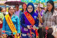 SERAHKAN : Ketua Tim Pembina Posyandu Kabupaten Lamandau, Ny Norol Latifah Rizky Aditya Putra saat memyerahkan bantuan di Desa Kina dan Desa Jemuat, Kecamatan Batang Kawa, Rabu (5/8/2026).