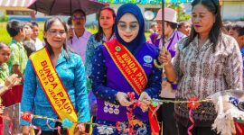 SERAHKAN : Ketua Tim Pembina Posyandu Kabupaten Lamandau, Ny Norol Latifah Rizky Aditya Putra saat memyerahkan bantuan di Desa Kina dan Desa Jemuat, Kecamatan Batang Kawa, Rabu (5/8/2026).