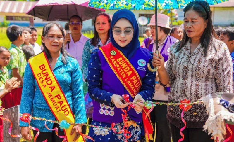 SERAHKAN : Ketua Tim Pembina Posyandu Kabupaten Lamandau, Ny Norol Latifah Rizky Aditya Putra saat memyerahkan bantuan di Desa Kina dan Desa Jemuat, Kecamatan Batang Kawa, Rabu (5/8/2026).