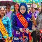 SERAHKAN : Ketua Tim Pembina Posyandu Kabupaten Lamandau, Ny Norol Latifah Rizky Aditya Putra saat memyerahkan bantuan di Desa Kina dan Desa Jemuat, Kecamatan Batang Kawa, Rabu (5/8/2026).