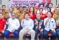 FOTO BERSAMA : Bupati Lamandau, Rizky Aditya Putra, saat  foto bersama usai berdiskusi dengan Anggota DPR RI dari Komisi XII, Sigit K Yunianto, di Kantor Bupati Lamandau, Senin (3/8).