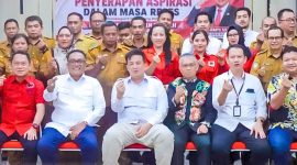 FOTO BERSAMA : Bupati Lamandau, Rizky Aditya Putra, saat  foto bersama usai berdiskusi dengan Anggota DPR RI dari Komisi XII, Sigit K Yunianto, di Kantor Bupati Lamandau, Senin (3/8).