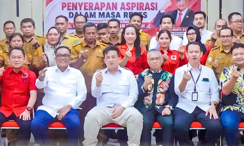 FOTO BERSAMA : Bupati Lamandau, Rizky Aditya Putra, saat  foto bersama usai berdiskusi dengan Anggota DPR RI dari Komisi XII, Sigit K Yunianto, di Kantor Bupati Lamandau, Senin (3/8).