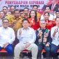 FOTO BERSAMA : Bupati Lamandau, Rizky Aditya Putra, saat  foto bersama usai berdiskusi dengan Anggota DPR RI dari Komisi XII, Sigit K Yunianto, di Kantor Bupati Lamandau, Senin (3/8).