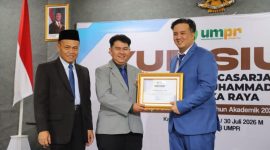 ORASI : Bupati Lamandau Rizky Aditya Putra usai memberikan orasi pada Yudisium Pascasarjana UMPR, yang diikuti 160 mahasiswa di Aula Kampus 3, Kamis (30/7/2026).