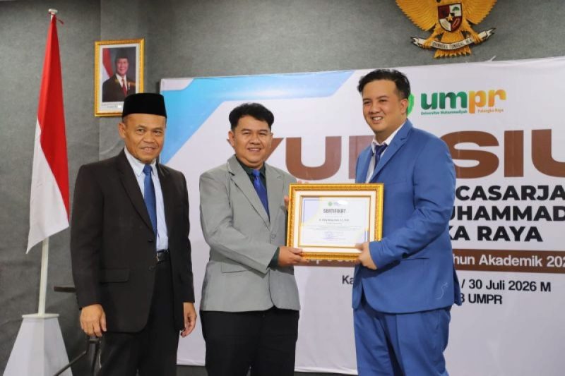 ORASI : Bupati Lamandau Rizky Aditya Putra usai memberikan orasi pada Yudisium Pascasarjana UMPR, yang diikuti 160 mahasiswa di Aula Kampus 3, Kamis (30/7/2026).