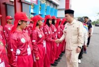BERSALAMAN : Bupati Lamandau, Rizky Aditya Putra, bersalaman dengan Pasukan Pengibar Bendera Pusaka (Paskibraka) 2026 usai membuka pemusatan pendidikan dan pelatihan, Senin (3/8/2026).