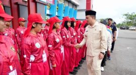 BERSALAMAN : Bupati Lamandau, Rizky Aditya Putra, bersalaman dengan Pasukan Pengibar Bendera Pusaka (Paskibraka) 2026 usai membuka pemusatan pendidikan dan pelatihan, Senin (3/8/2026).
