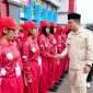BERSALAMAN : Bupati Lamandau, Rizky Aditya Putra, bersalaman dengan Pasukan Pengibar Bendera Pusaka (Paskibraka) 2026 usai membuka pemusatan pendidikan dan pelatihan, Senin (3/8/2026).