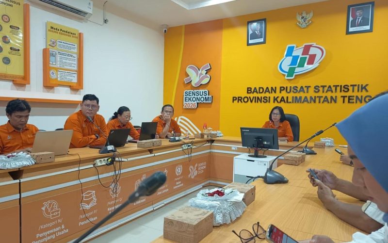 MEMYAMPAIKAN : Plt. Kepala BPS Provinsi Kalimantan Tengah, Maria Wahyu Utami, menyampaikan Berita Resmi Statistik di Ruang Video Conference BPS Kalteng, Rabu (1/7/2026).