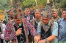 RESMIKAN : Bupati Lamandau Rizky Aditya Putra, saat meresmikan Jembatan Gantung Batu Ojung di Desa Petarikan, Kecamatan Belantikan Raya, Rabu (19/8/2026).