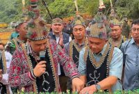RESMIKAN : Bupati Lamandau Rizky Aditya Putra, saat meresmikan Jembatan Gantung Batu Ojung di Desa Petarikan, Kecamatan Belantikan Raya, Rabu (19/8/2026).