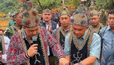 RESMIKAN : Bupati Lamandau Rizky Aditya Putra, saat meresmikan Jembatan Gantung Batu Ojung di Desa Petarikan, Kecamatan Belantikan Raya, Rabu (19/8/2026).