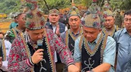 RESMIKAN : Bupati Lamandau Rizky Aditya Putra, saat meresmikan Jembatan Gantung Batu Ojung di Desa Petarikan, Kecamatan Belantikan Raya, Rabu (19/8/2026).
