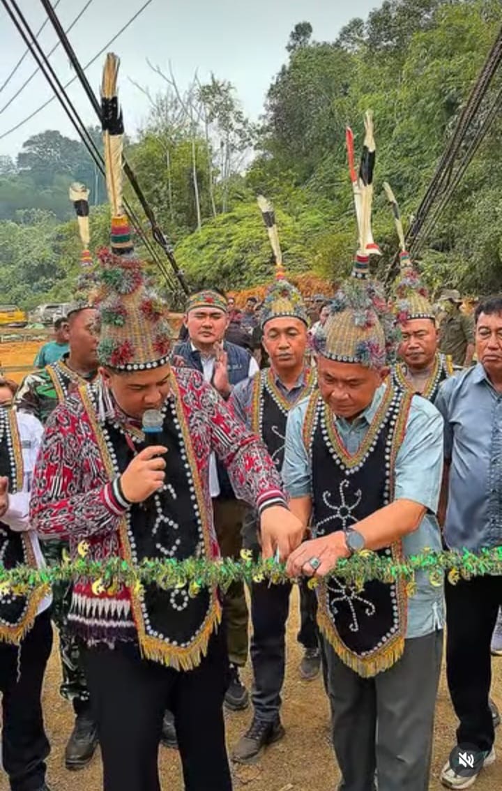 RESMIKAN : Bupati Lamandau Rizky Aditya Putra, saat meresmikan Jembatan Gantung Batu Ojung di Desa Petarikan, Kecamatan Belantikan Raya, Rabu (19/8/2026).
