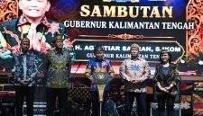 HADIRI : Gubernur Agustiar Sabran, Wakil Gubernur Edy Pratowo, Kapolda Kalteng Irjen Pol Iwan Kurniawan, Pj. Sekda Provinsi Kalteng Linae Victoria Aden saat hadiri Huma Betang Night dalam rangka memeriahkan Hari Jadi ke-24 Kabupaten Pulang Pisau di Stadion HM Sanusi,Sabtu malam (11/7/2026).