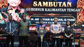 HADIRI : Gubernur Agustiar Sabran, Wakil Gubernur Edy Pratowo, Kapolda Kalteng Irjen Pol Iwan Kurniawan, Pj. Sekda Provinsi Kalteng Linae Victoria Aden saat hadiri Huma Betang Night dalam rangka memeriahkan Hari Jadi ke-24 Kabupaten Pulang Pisau di Stadion HM Sanusi,Sabtu malam (11/7/2026).
