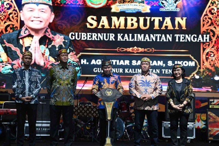 HADIRI : Gubernur Agustiar Sabran, Wakil Gubernur Edy Pratowo, Kapolda Kalteng Irjen Pol Iwan Kurniawan, Pj. Sekda Provinsi Kalteng Linae Victoria Aden saat hadiri Huma Betang Night dalam rangka memeriahkan Hari Jadi ke-24 Kabupaten Pulang Pisau di Stadion HM Sanusi,Sabtu malam (11/7/2026).
