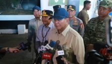 DIWAWANCARAI : Gubernur Kalteng Agustiar Sabran saat mendampingi Presiden Republik Indonesia Prabowo Subianto diwawancarai awak media , Minggu (23/8/2026).