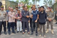 ASPERASI : Wakil Bupati Lamandau H Abdul Hamid didampingi Sekretaris Daerah H M Irwansyah menemui para pemuda di depan gerbang Kantor Bupati menyampaikan Aspirasi Terkait Kelangkaan BBM, Rabu (13/8/2026).