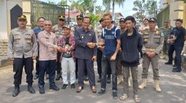 ASPERASI : Wakil Bupati Lamandau H Abdul Hamid didampingi Sekretaris Daerah H M Irwansyah menemui para pemuda di depan gerbang Kantor Bupati menyampaikan Aspirasi Terkait Kelangkaan BBM, Rabu (13/8/2026).