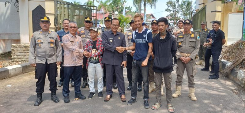 ASPERASI : Wakil Bupati Lamandau H Abdul Hamid didampingi Sekretaris Daerah H M Irwansyah menemui para pemuda di depan gerbang Kantor Bupati menyampaikan Aspirasi Terkait Kelangkaan BBM, Rabu (13/8/2026).
