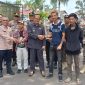 ASPERASI : Wakil Bupati Lamandau H Abdul Hamid didampingi Sekretaris Daerah H M Irwansyah menemui para pemuda di depan gerbang Kantor Bupati menyampaikan Aspirasi Terkait Kelangkaan BBM, Rabu (13/8/2026).